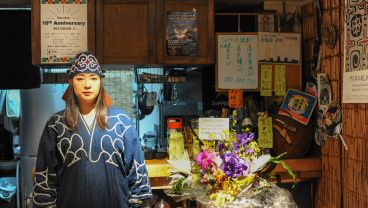 開店から10周年を迎えたアイヌ居酒屋「ハルコロ」の宇佐照代Photo: Yuki Fukaya / COURRiER Japon