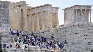 プロピュライアで列を作る観光客たち　Photo: Milos Bicanski / Getty Images