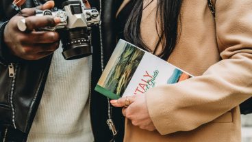 インターネット時代にも、旅行ガイドブックを買う人は多い　Photo: FilippoBacci / Getty Images