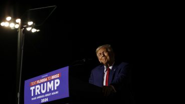不敵な笑み？　11月8日、フロリダの選挙イベントで演説するドナルド・トランプ前大統領　Photo by Alon Skuy / Getty Images