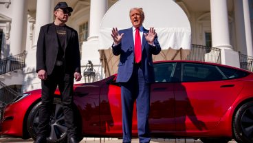 テスラはイーロン・マスクの「ベイビーだ」というドナルド・トランプ　Photo by Andrew Harnik/Getty Images