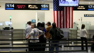 マイアミ国際空港で入国審査の列に並ぶ旅行者たち　Photo by Joe Raedle/Getty Images