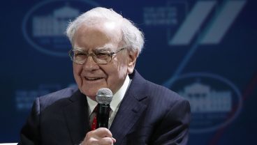 バフェットは株価が暴落するとどうするのか　Photo by Alex Wong/Getty Images