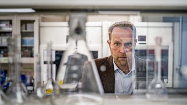 毒物学者のマシュー・キャンペンが率いるニューメキシコ大学の研究室は、脳や胎盤、精巣、そのほかの臓器にマイクロプラスチックが存在することを発見した　Photo: Gabriela Campos / The New York Times　