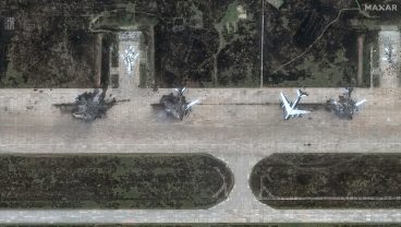 ウクライナのドローン攻撃で破壊されたロシアの「TU 95」爆撃機（6月4日に撮影された衛星画像）　　Photo: Maxar Technologies/Handout via REUTERS