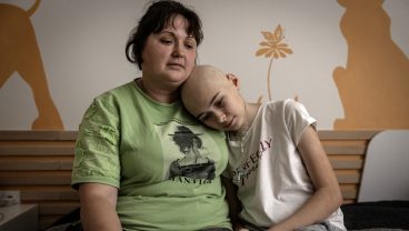 13歳のマルガリータ・カルポヴァと母親のリュウドミラ　Photo: Finbarr OÕReilly/The New York Times